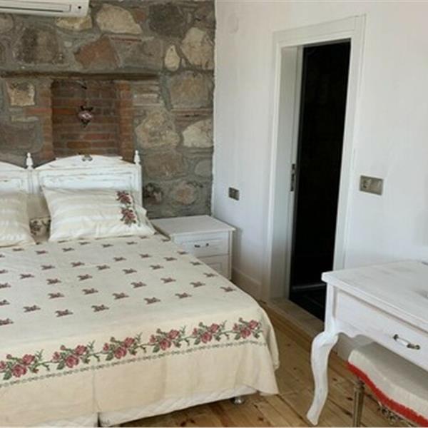 Urla Barbaros Köyü Adahan Butik Otel'de Çift Kişilik Konaklama Keyfi