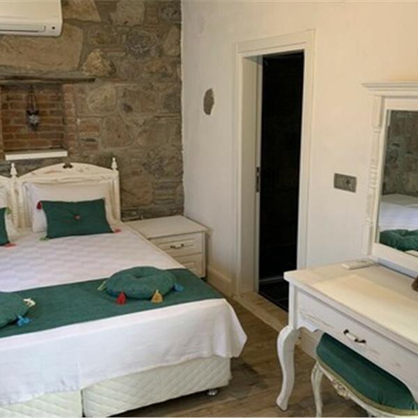 Urla Barbaros Köyü Adahan Butik Otel'de Çift Kişilik Konaklama Keyfi