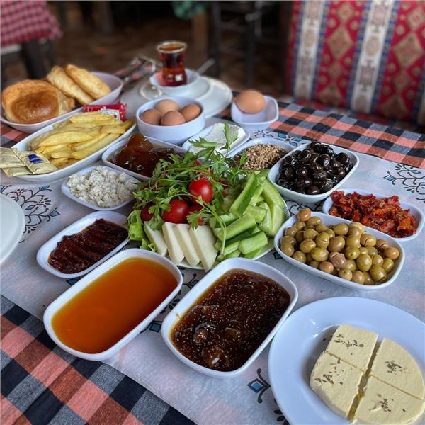 Çiçekliköy Asmalı Kahvaltı Evi’nde Doğa ile iç içe Serpme Köy Kahvaltısı