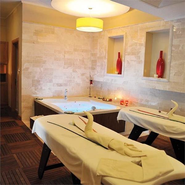 İzmir'den Uçak Bileti ve Otel Transferi Dahil 2 Gece ve 3 Gece Konaklama Seçenekli Kıbrıs Acapulco Resort Hotel Tan Taşçı Yılbaşı Galası