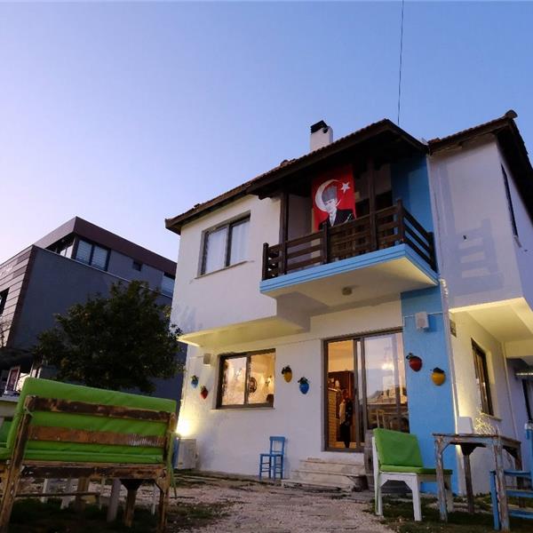 Urla Mösyö Bahçe'de sınırsız çay eşliğinde serpme kahvaltı keyfi