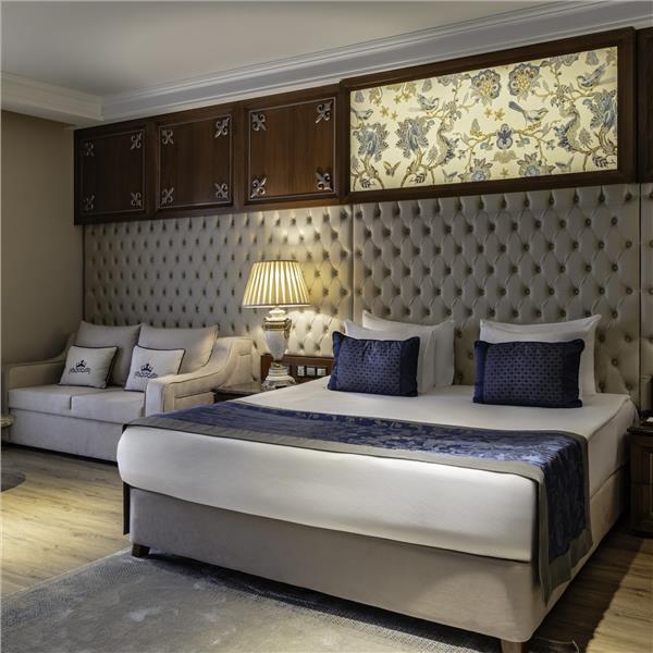 İzmir'den Uçak İle Hareketli 2 Gece Ve 3 Gece Lord's Palace Hotel Konaklama Seçenekleri İle Kıbrıs Turu