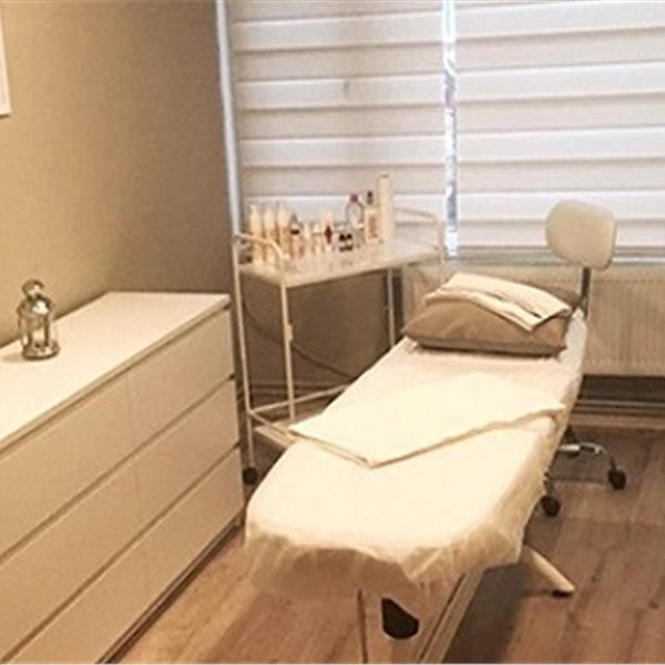 Alsancak Aden Güzellik'te Havyar veya inci tozu maskeli cilt bakımı ve boyun germe, toparlama