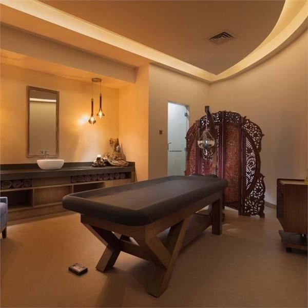 İzmir'den Uçak Bileti ve Otel Transferi Dahil 2 Gece ve 3 Gece Konaklama Seçenekli Kıbrıs Acapulco Resort Hotel Tan Taşçı Yılbaşı Galası