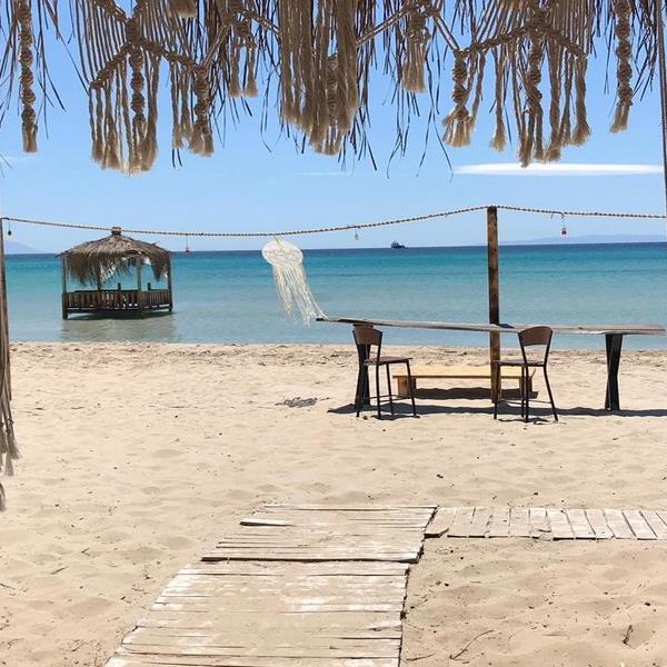 Çeşme Montana Beach’te Plaj Girişi Hamburger Menü veya Kahvaltı