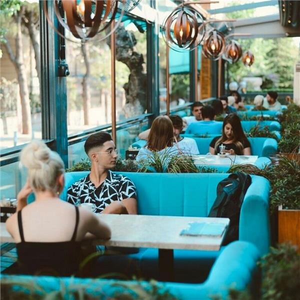 Buca istişare cafe masada oturan insanlar