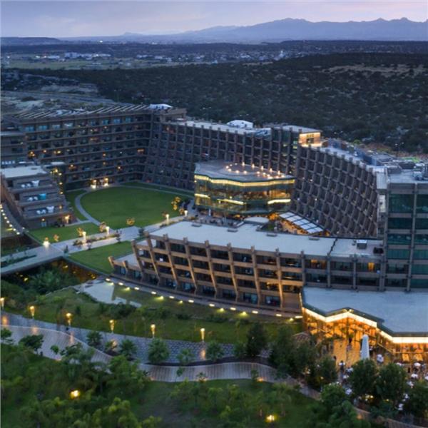 İzmir'den Uçak Bileti ve Otel Transferi Dahil 3 Gece 4 Gün UHD Konaklamalı Nuhun Gemisi Deluxe Hotel Spa Emre Altuğ Yılbaşı Galası 26.999TL'den Başlayan Fiyatlarla