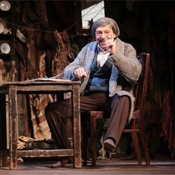 Genco Erkal'ın Sahnelediği Çarpıcı Hikaye 'Bir Delinin Hatıra Defteri' Adlı Oyun İçin Tiyatro Bileti