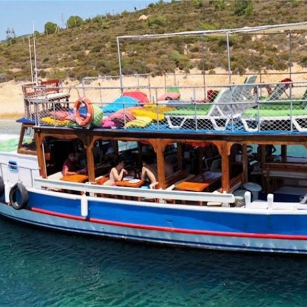 Foça Tekne Yüzme Turu. Öğle Yemeği Dahil.