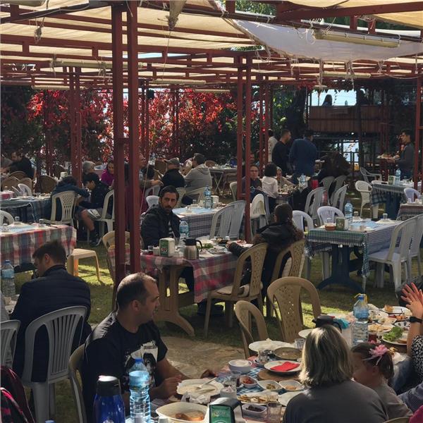 Çiçekliköy Asmalı Kahvaltı Evi’nde Doğa ile iç içe Serpme Köy Kahvaltısı