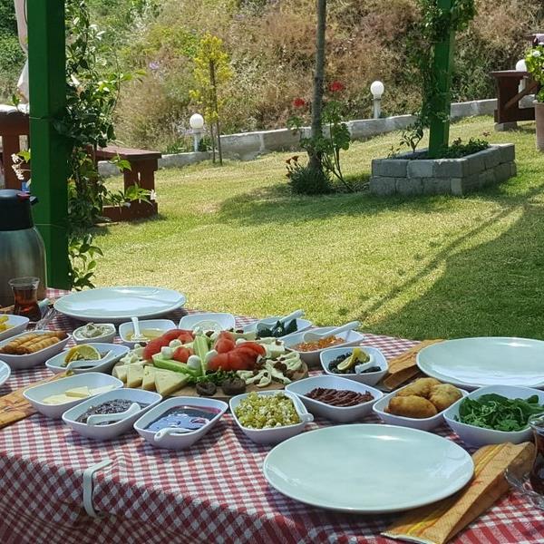 Şirince Keyfince’de Enfes Lezzetler Eşliğinde Serpme Köy Kahvaltısı