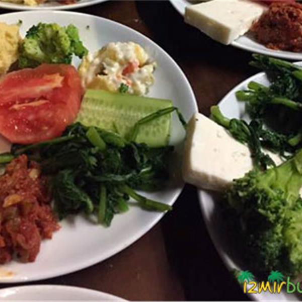 Alsancak Rakım 35 Meyhane’de Canlı Fasıl Eşliğinde Et ve Balık Menüleri