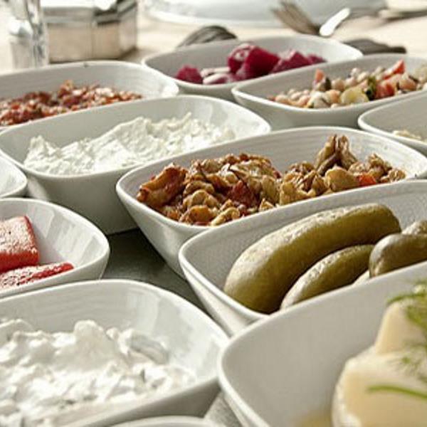 Kordon Araf Lounge’da Enfes Mezeler Eşliğinde Akşam Yemeği