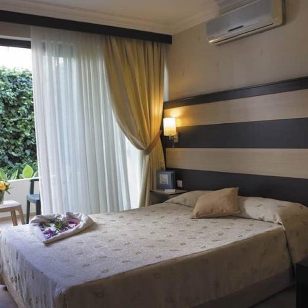 Çeşme Pırıl Hotel’de Sevgililer Gününe Özel Limitsiz İçecekli Çift Kişi Gala Yemeği ve Konaklama