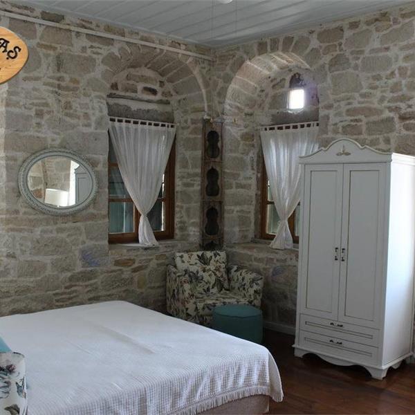 Çeşme Eski Taş Otel Çift Kişi Kahvaltı Dahil Konaklama