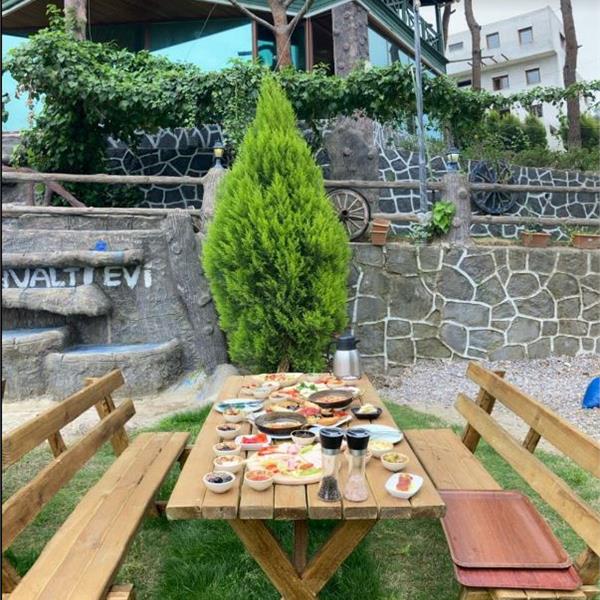 Kemalpaşa Tarla & Chill Enfes Serpme Köy Kahvaltısı Keyfi Müthiş Fiyatlarla izmirBuraya.com'da.