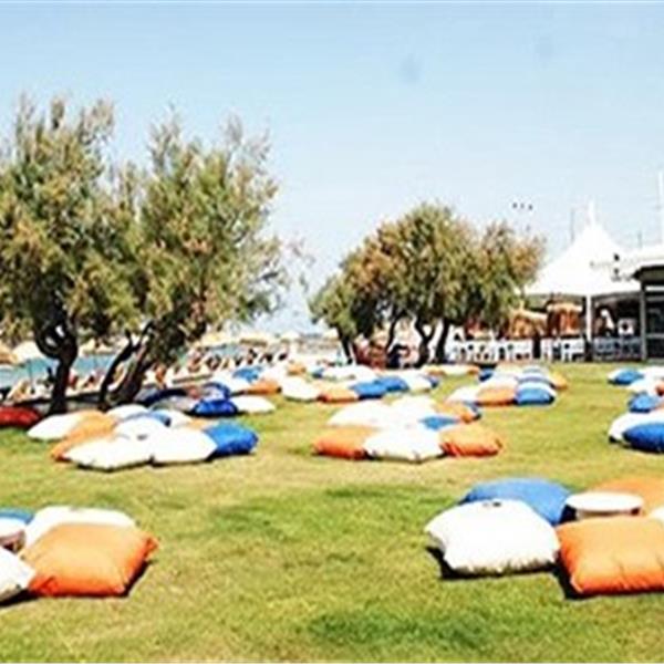 Urla Aren Beach Club’ta Gün Boyu Şezlong, Şemsiye İle Plaj Keyfi ve Açık Büfe Kahvaltı