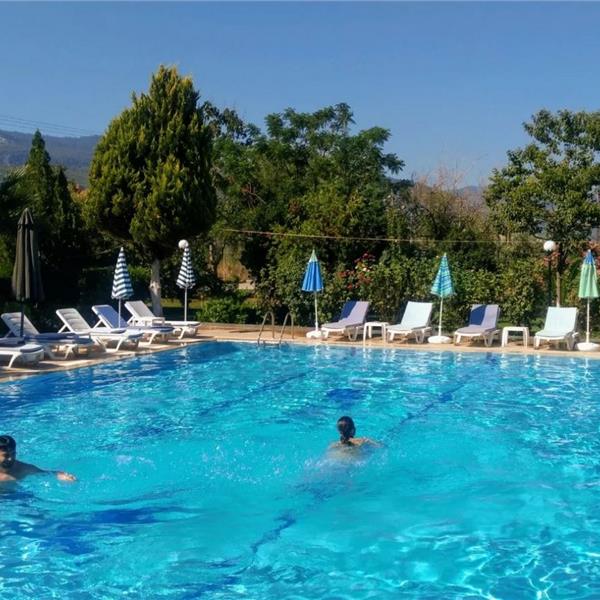 Kuşadası Melodi Club Hotel'de Gün Boyu Havuz, Aquapark Girişi ve Hamburger Menü