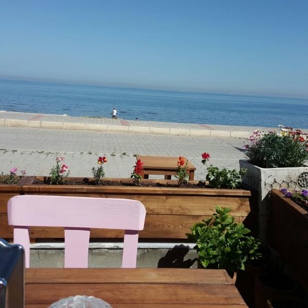 Güzelbahçe Mavi & Beyaz'da Enfes Serpme Kahvaltı