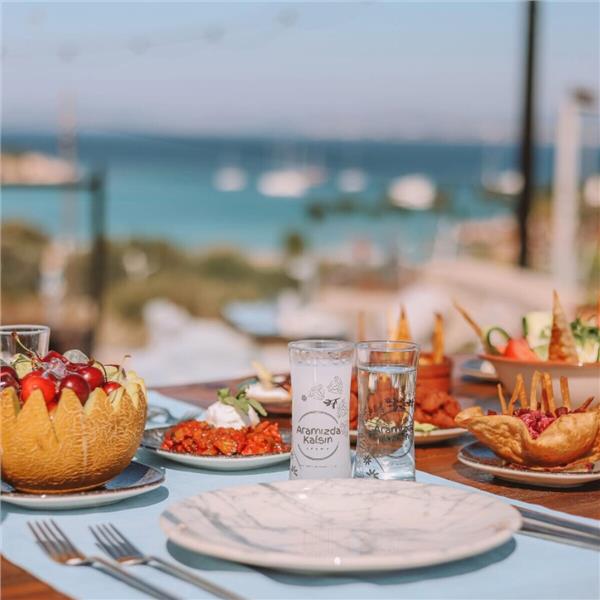 Çeşme yeni nesil meyhane aramızda kalsın akşam yemeği