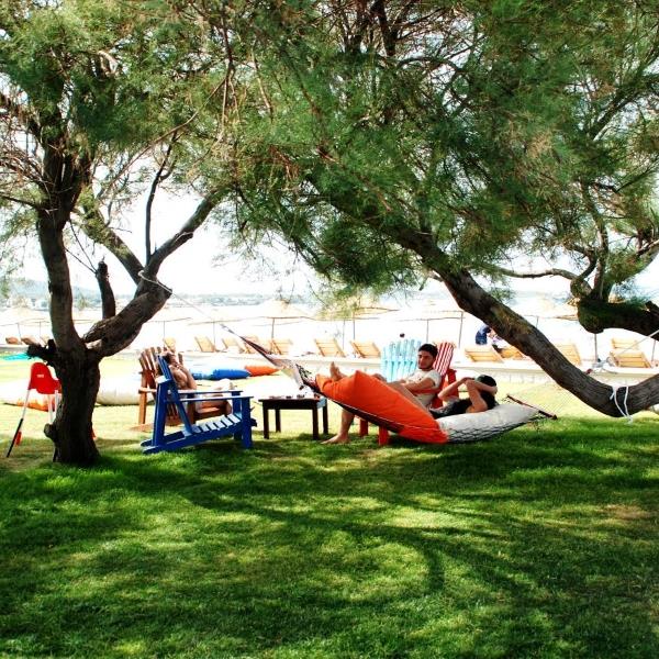 Urla Aren Beach Club’ta Gün Boyu Şezlong, Şemsiye İle Plaj Keyfi ve Açık Büfe Kahvaltı