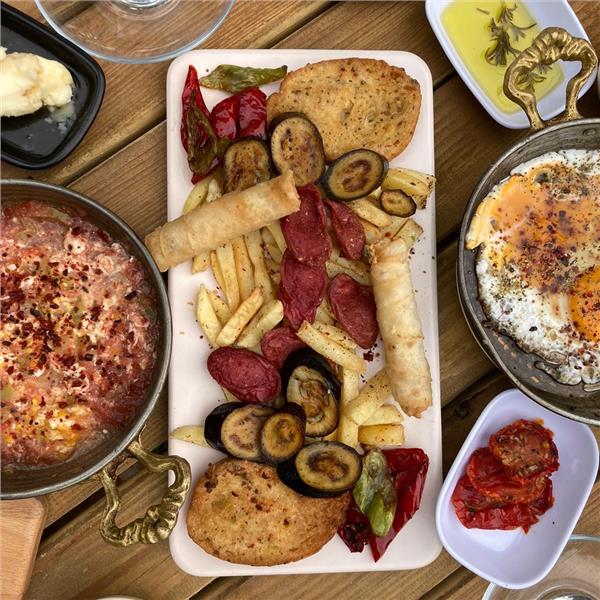 Kemalpaşa Tarla & Chill Enfes Serpme Köy Kahvaltısı Keyfi Müthiş Fiyatlarla izmirBuraya.com'da.