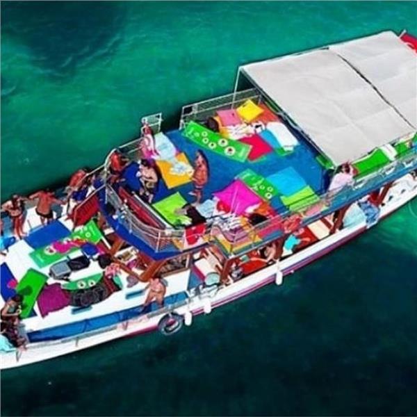 Gün Boyu Yüzme ve Eğlence dolu Foça Tekne Turu. Üstelik Öğle Yemeği Dahil 1749 TL
