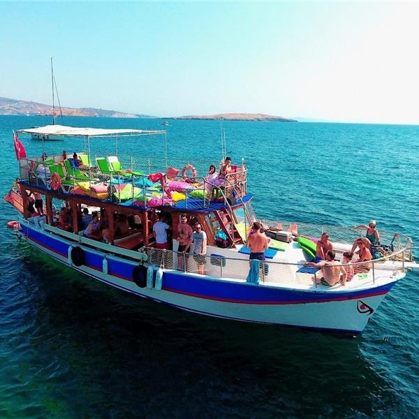 Foça Tekne Yüzme Turu. Öğle Yemeği Dahil.