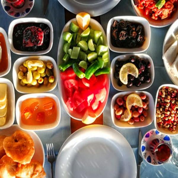 Güzelbahçe Aşkın’ın Yeri Enfes Serpme Kahvaltı Keyfi