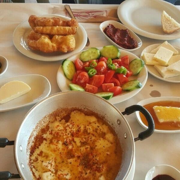 Çiçekliköy Nirvana Restaurant Sahanda Yumurta İle Serpme Köy Kahvaltısı
