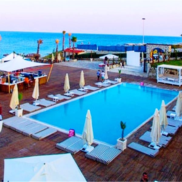 Alaçatı Mekanique Beach Club'ta Tüm Gün Beach ile Havuz Kullanımı ve İçecek