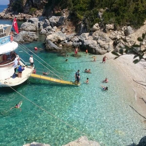 Gün Boyu Yüzme Molalı Kuşadası Tekne Turu, Üstelik Öğle Yemeği Dahil ve İzmir'den Ulaşım seçenekli
