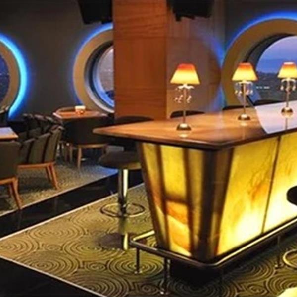 夜。  Wyndham Grand İzmir Özdilek Ozone Night Club'ta Cuma ve Cumartesi