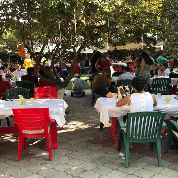 Seferihisar yolu Güzelbahçe Çamlı Keyif'te enfes lezzetler eşliğinde sınırsız serpme kahvaltı